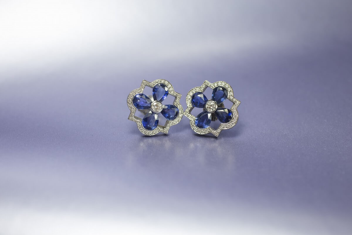 diamanten oorbellen met blauwe saffieren