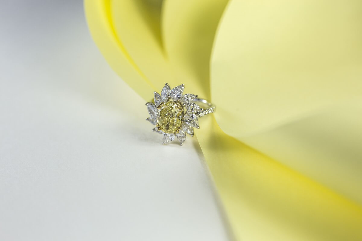gele diamanten ring